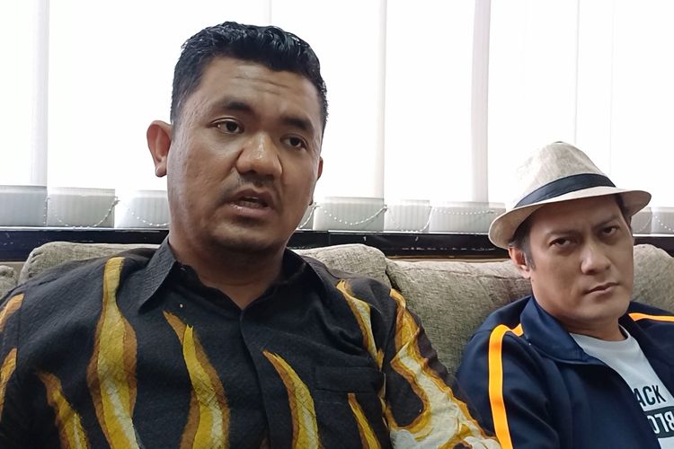 Gus Anom dan Kuasa Hukumnya, Dosma Roha Sijabat di Sudirman, Jakarta Pusat, Senin (9/10/2023).