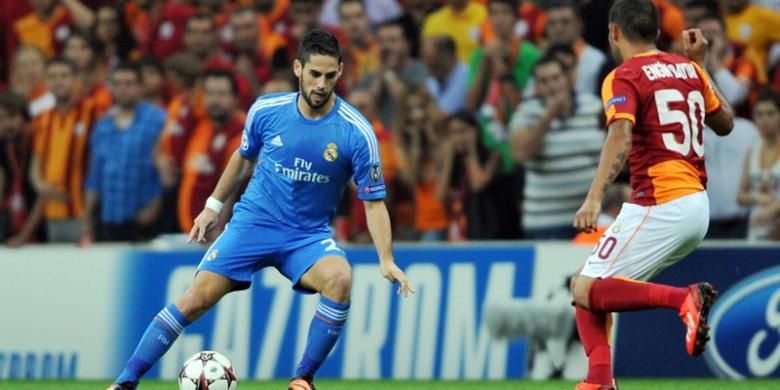 Gelandang Real Madrid, Isco, berusaha melewati salah satu pemain Galatasaray dalam pertandingan perdana penyisihan Grup B Liga Champions, Rabu atau Kamis (18/9/2013). 