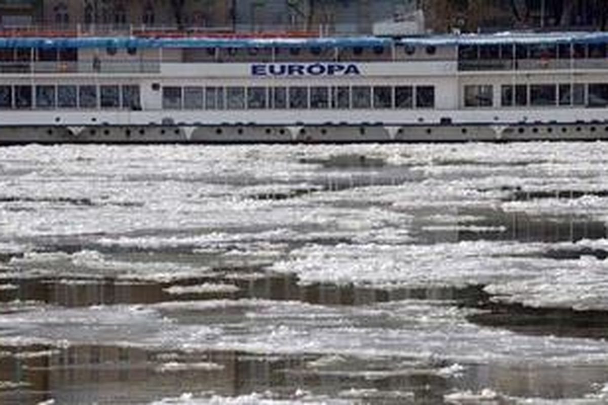 Bongkah-bongkah es memenuhi permukaan Sungai Danube, Hungaria, Rabu (8/2/2012). Gelombang udara dingin yang tak biasa menerjerang wilayah tengah dan timur Eropa dalam sepekan terakhir dan mengakibatkan ratusan orang tewas di Hungaria, Ukraina, Polandia, dan Romania. Description : Sungai Danube di Hungaria membeku 