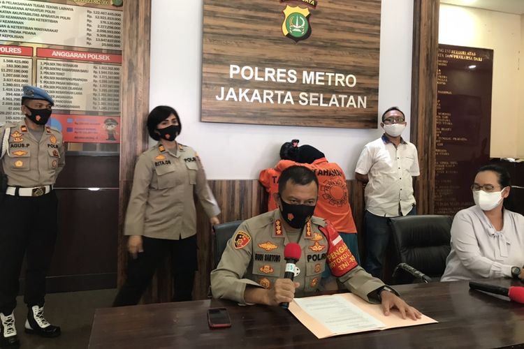 P (17) memeluk ibunya, N (48) saat dinyatakan sebagai tersangka kasus penculikan bocah 3 tahun asal Ulujami, Pesanggrahan, Jakarta, PR di Lobi Mapolres Jakarta Selatan, Jakarta, Rabu (29/7/2020). P dan N terancam hukuman penjara 15 tahun karena penculikan anak yang mereka lakukan.