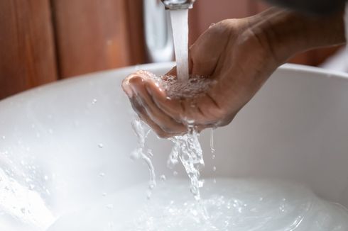 Kekurangan Air Bersih, Warga Andalkan Air Hujan untuk Minum