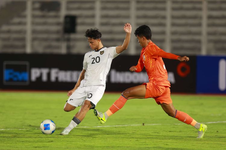 Pemain Timnas U23 Indonesia Hokky Caraka (kiri) menggiring bola saat beraksi pada laga persahabatan antara Indonesia vs India di Stadion Madya, Jakarta, Senin (13/10/2025).