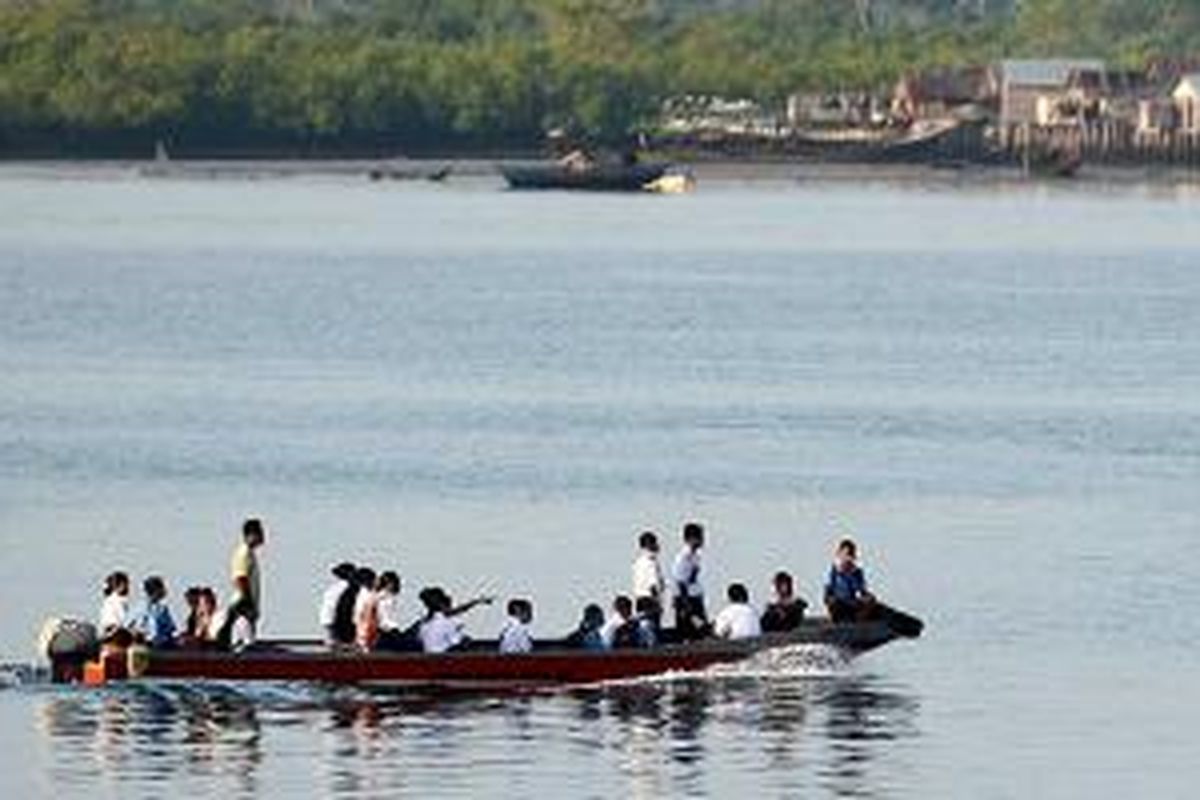 Naik Perahu Menuju Sekolah.
 