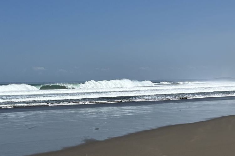 Ombak Tinggi Capai 3,1 Meter di Pantai Barat Pangandaran, Warga Lebih Waspada