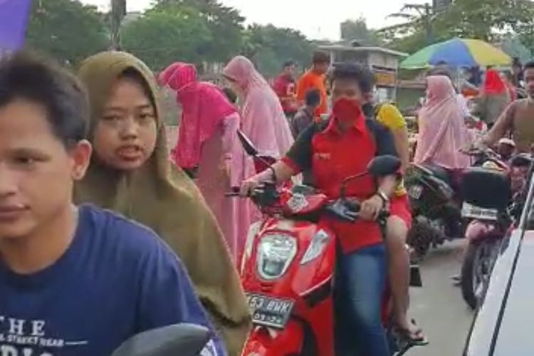 Video keramaian aktivitas warga di Pasar Kemiri Kelurahan Kembangan, Jakarta Barat, Sabtu (4/4/2020)