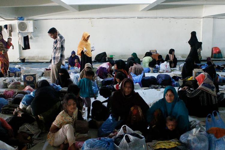 Pengungsi Rohingya yang sudah kembali ke Balai Meuseuraya Aceh pada Kamis (28/12/2023). Pada Rabu (27/12/2023), mereka sempat dibawa paksa keluar dari tempat penampungan itu oleh sejumlah mahasiswa.