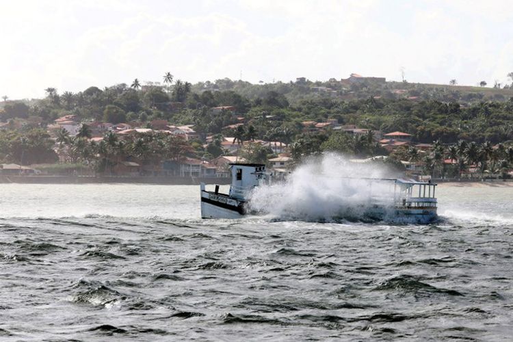 Kapal Cavalo Marinho yang mengalami kecelakaan pada Kamis (24/8/2017) di dekat Pulau Itaparica, Negara bagian Bahia, Brasil.