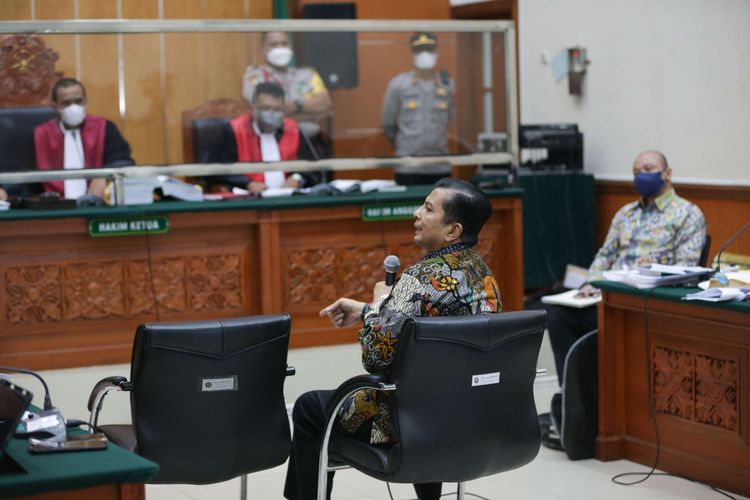 Saksi ahli BNN Komjen Pol (Purn) Ahwil Loetan memberikan kesaksian pada sidang terdakwa kasus peredaran narkotika jenis sabu Irjen Teddy Minahasa di Pengadilan Negeri Jakarta Barat, Senin (6/3/2023). Jaksa penuntut umum (JPU) menghadirkan dua ahli dalam sidang kali ini.