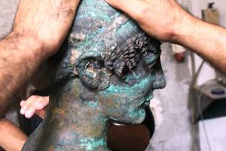 Patung Dewa Yunani Kuni, Apollo, ditemukan di perairan Gaza.