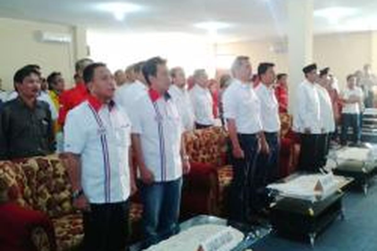 Tiga pasang calon Wali Kota dan calon Wakil Wali Kota Tangerang saat berada di kantor KPUD Kota Tangerang, Jumat (26/7/2013). Dari kiri-kanan: pasangan Tubagus Dedi Gumelar-Suratno Abu Bakar, Abdul Syukur-Hilmi Fuad, dan Harry Mulya Zein-Iskandar Zulkarnaen.