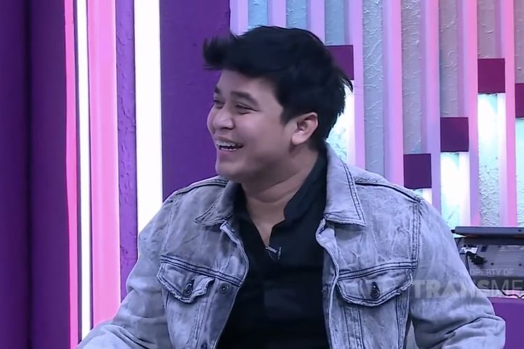 Billy Syahputra yang menyebut dia dan Elvia sudah tidak berkomunikasi selama satu bulan. (Bidikan layar YouTube Trans TV Official). 