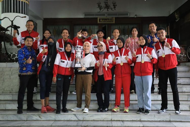 Tim sepak bola Special Olympics Indonesia (SOIna) Jawa Tengah putri menemui Siti Atikoh Ganjar pranowo usai meraih kemenangan di Thailand, Kamis (17/11/2022).