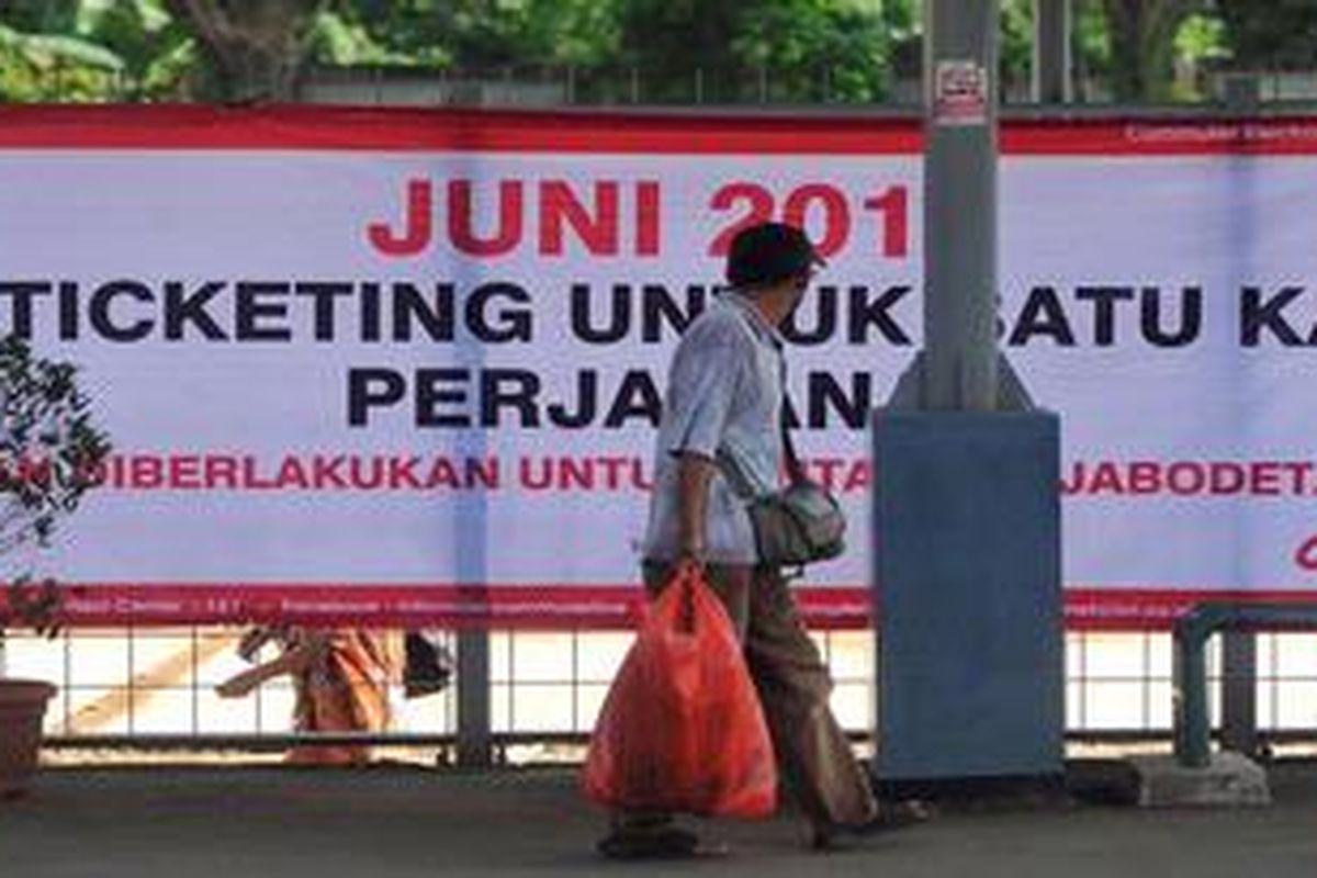 Spanduk sosialisasi rencana penerapan elektronik tiket untuk satu perjalanan kereta api commuterline Jabodetabek terpasang di Stasiun Sudimara, Tangerang Selatan, Selasa (14/5/2013). Rencananya sistem yang menggantikan tiketb kertas ini akan diberlakukan mulai Juni 2013.