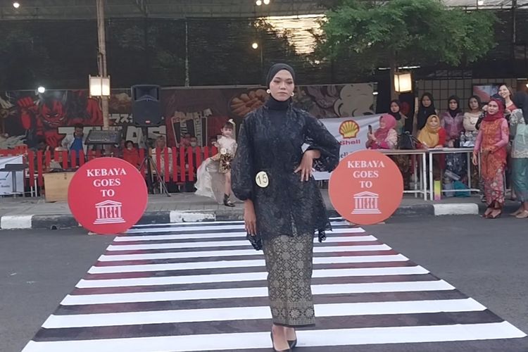 Sejumlah peserta Kebaya Goes To Unesco Fashion Show ala Citayam Fashion Week, tampil di Patra Park Kecamatan Kedawung, Kabupaten Cirebon, Jawa Barat, Sabtu Petang (13/8/2022). Kegiatan ini juga berupaya memeriahkan HUT Ke 77 Republik Indonesia.