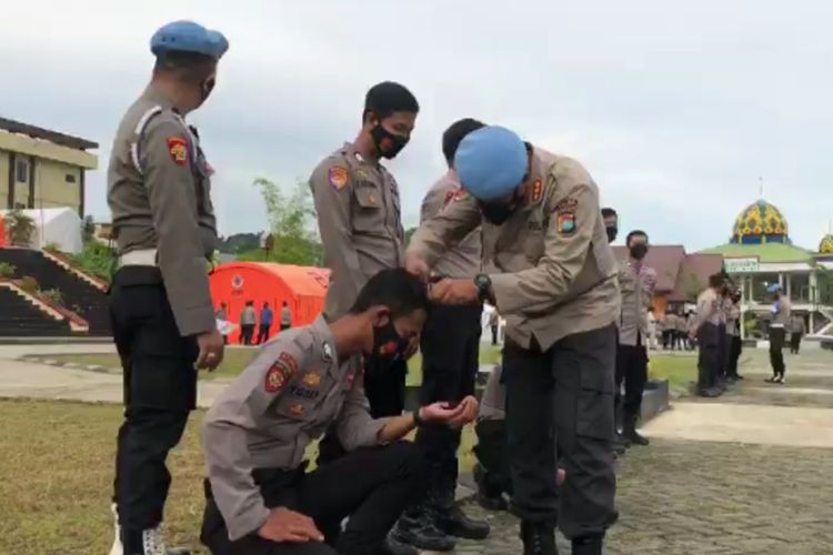 Sebanyak tiga polisi yang bertugas di Kepolisian Daerah (Polda) Sulawesi Barat (Sulbar) dicukur gundul rambutnya, Selasa (16/3/2021). 