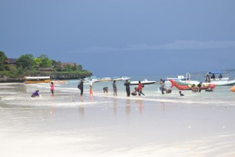 Wisatawan Bermain-main di Pantai Tanjung Bira, Kabupaten Bulukumba, Sulawesi Selatan