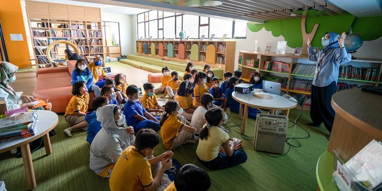 Potret kegiatan workshop murid TK-SD Cikal Lebak Bulus di Media Resource Center (MRC) TK-SD Cikal Lebak Bulus. 