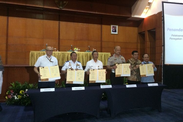 Danang Parikesit Ketua BPJT, Budi Setiyadi Dirjen Perhubungan Darat, Sugiyartanto Dirjen Bina Marga Kementerian PUPR, Irjen. Pd. Refdi Andri Kepala Korps Lalu Lintas POLRI, Kris Ade Sudiono Sekjen Asosiasi Tol Indonesia (ATI), dan dalam penandatanganan nota kesepahaman di Hotel Bidakara, Jakarta Selatan (12/11/2019)