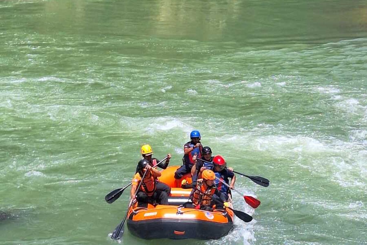 Petugas sedang melakukan pencarian orang hanyut di Sungai Cigamea, Kampung Sukaresmi, Desa Karacak, Kecamatan Leuwiliang, Kabupaten Bogor, Jawa Barat, Rabu (29/11/2023).