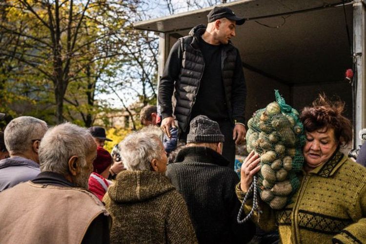 Para relawan Ukraina mendistribusikan makanan.