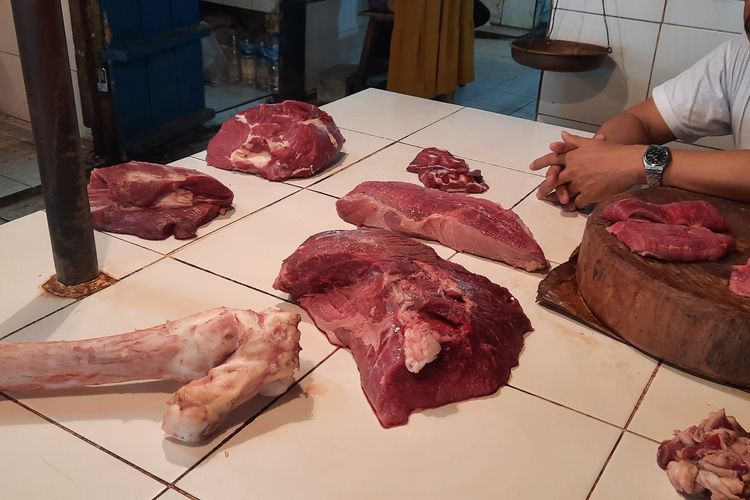 Dagangan daging sapi di Pasar Kramatjati, Jakarta Timur, Senin (4/4/2022).