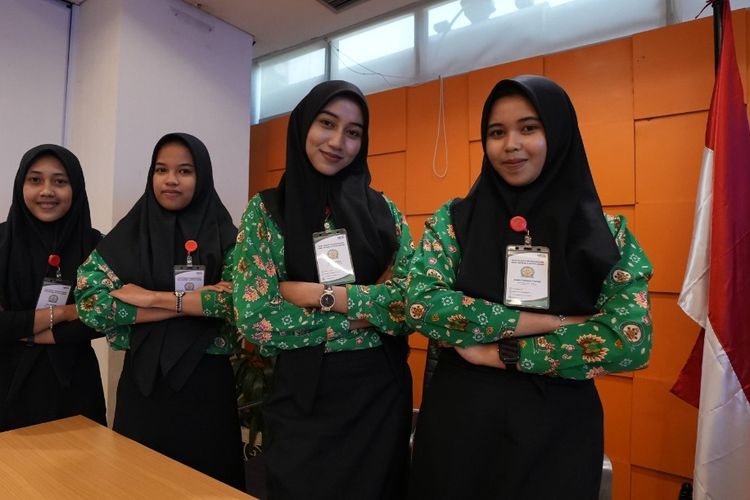 Sebanyak empat siswi SMKN 4 Kota Jambi membuat baju untuk Presiden Jokowi dan Ibu Negara Iriana Jokowi beberapa waktu lalu.