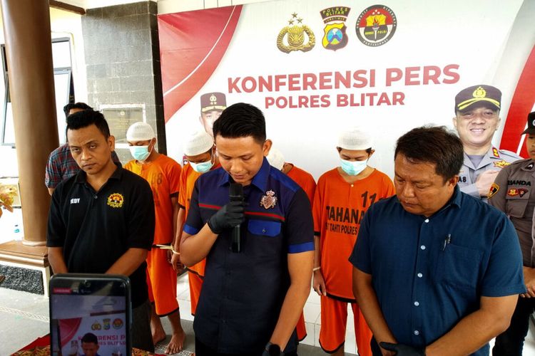 Empat pria tersangka pencabulan anak di bawah umur asal Selopuro, Kabupaten Blitar, dihadirkan pada konferensi pers di Mapolres Blitar, Rabu (31/7/2024)