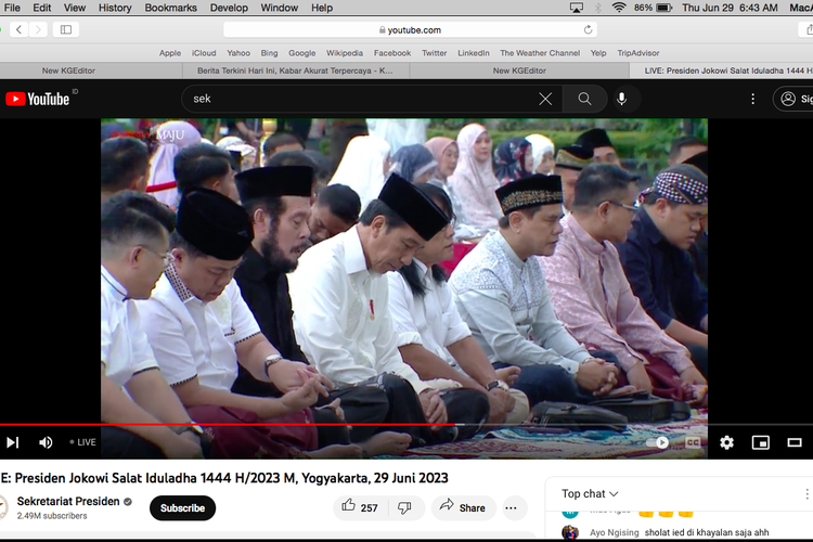 Presiden Joko Widodo (Jokowi) melakukan Shalat Idul Adha di Halaman Istana Kepresidenan Yogyakarta, Kamis (29/6/2023). Terlihat di sampingnya ada Ketua Mahkamah Konstitusi (MK) Anwar Usman