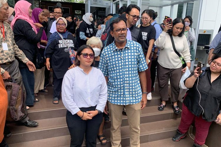 Haris Azhar dan Fatia berpose setelah divonis bebas dalam sidang kasus pencemaran nama baik yang digelar Senin (8/1/2024) di Pengadilan Negeri (PN) Jakarta Timur.