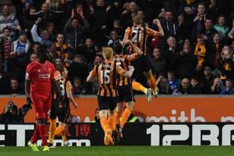 Bek Hull City, Michael Dawson (kanan), merayakan golnya setelah mencetak gol ke gawang Liverpool, pada pertandingan lanjutan Premier League, di KC Stadium, Hull, Selasa atau Rabu (29/4/2015). 