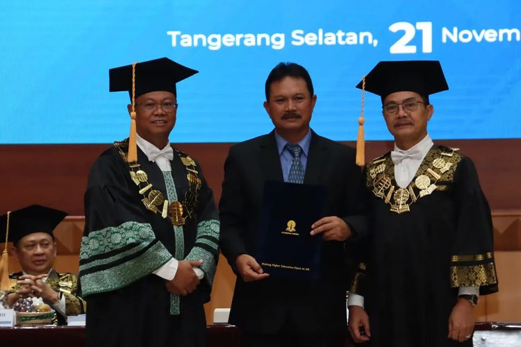 Dr. Maidi (tengah) usai lulus dalam Ujian Sidang Terbuka Tugas Akhir Program Doktor (TAPD) UT, Selasa (21/11/2023) di UT Convention Center (UTCC), Tangerang Selatan.