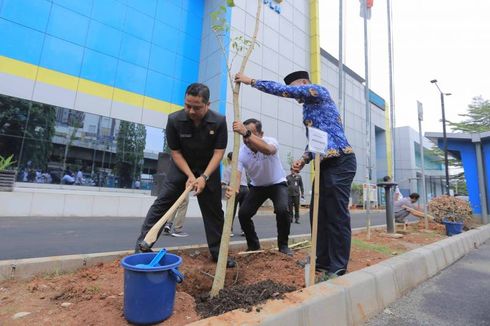 Tanam Pohon Bersama PLN, Walkot Arief Minta Masyarakat Jaga Lingkungan dan Hemat Listrik