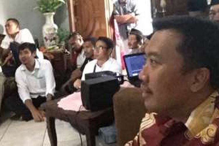 Menpora Imam Nahrawi menyaksikan siaran langsung final Piala Thomas melalui live streaming di Subang