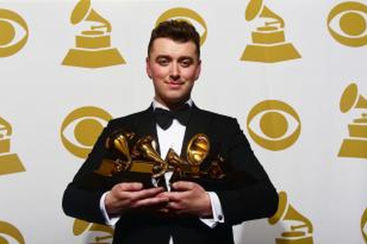 Sam Smith menggenggam empat dari enam penghargaan yang diraihnya dalam Grammy Awards 2015 atau yang ke-57, yang diadakan di Staples Center, Los Angeles, California, AS, Minggu (8/2/2015) malam waktu setempat atau Senin (9/2/2015) pagi WIB.