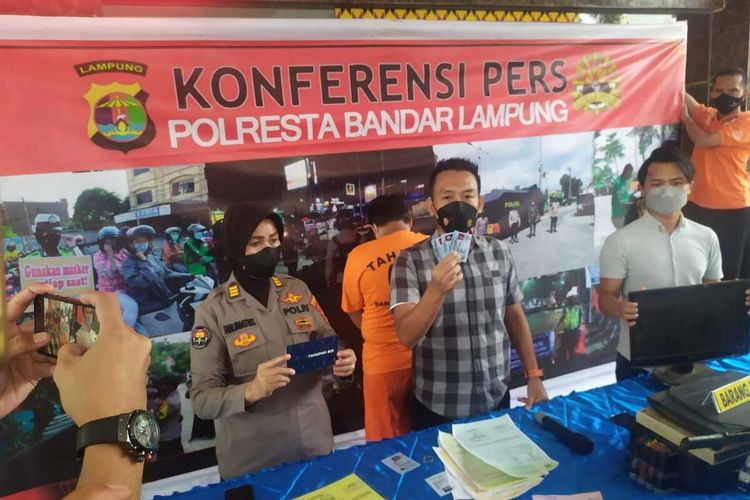 Tersangka pemalsuan dokumen kependudukan dan perbankan yang menggunakan material asli.