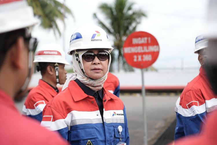 Kepala Badan Pengatur Hilir Minyak dan Gas Bumi (BPH Migas) Erika Retnowati dalam kunjungannya ke Fuel Terminal Sorong, Sorong, Provinsi Papua Barat Daya, Rabu (10/7/2024). (DOK. Humas BPH Migas)