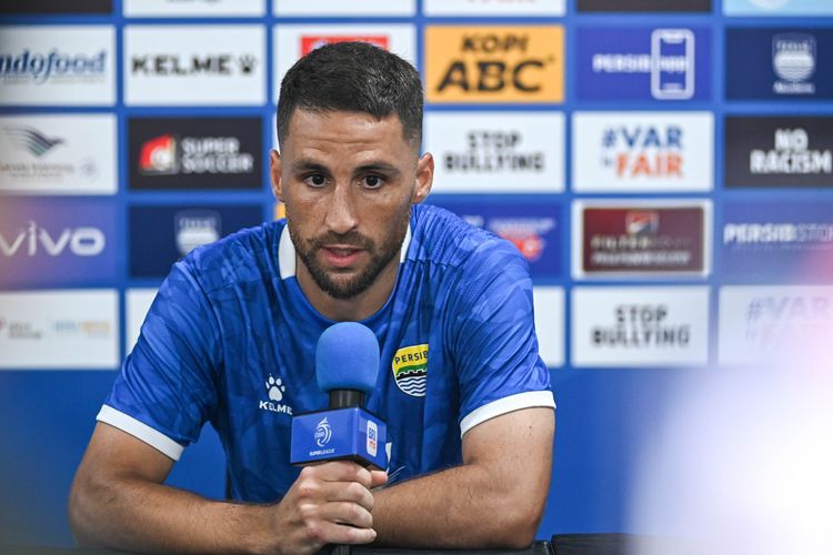 Gelandang Persib Bandung Luciano Guaycochea bicara soal persaingan lini tengah dengan bintang Timnas Indonesia Thom Haye.