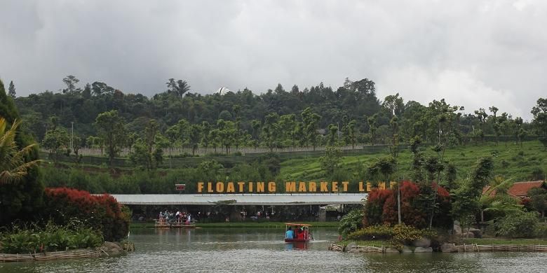 Pengunjung menaiki sampan berkeliling danau di Floating Market Lembang, Selasa (13/12/20015)