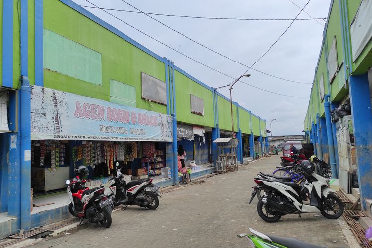 Pasca banjir sejumlah toko sembako di pasar tradisional Karanganyar, Kecamatan Karanganyar, Kabupaten Demak mulai buka, Rabu (28/2/2024). (KOMPAS.COM/NUR ZAIDI)