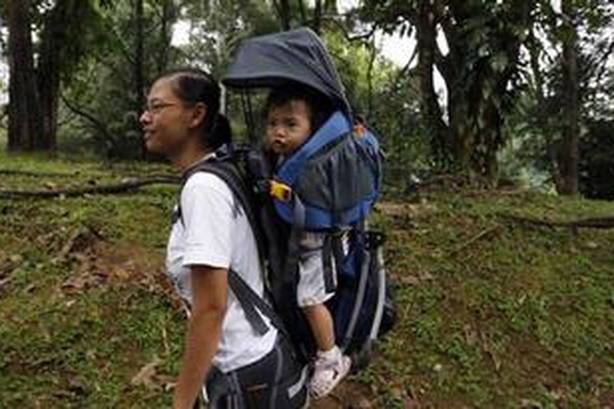 Hiking dengan si kecil dengan menggunakan baby backpack khusus untuk hiking. 