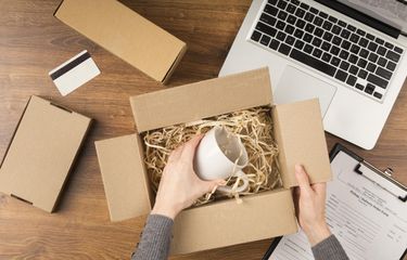 Ilustrasi paket online.