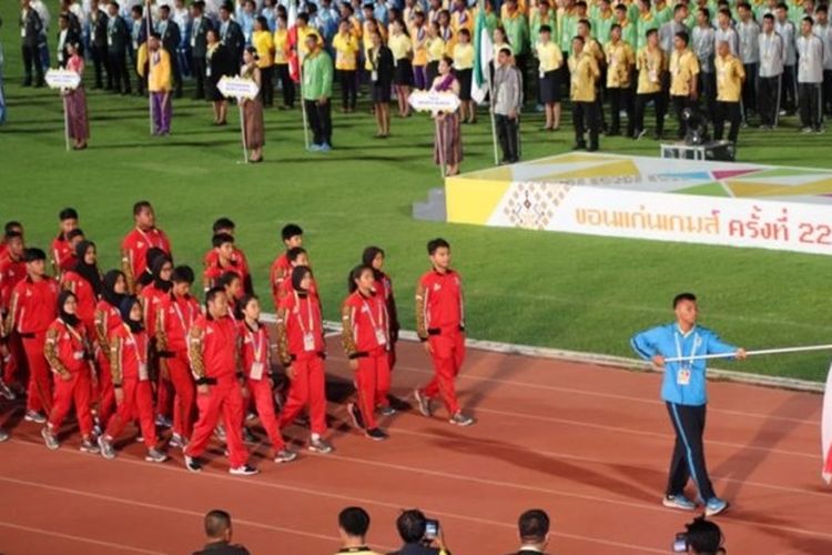 Mantan atlet bulutangkis nasional Luluk Hadiyanto, memimpin kontingen Indonesia dalam defile opening ceremony Thailand Sports School 2019 Khon Kaen Game, Selasa (30/07/2019). Bersama para atlet Merah-Putih, dengan langkah tegap melewati podium kehormatan, menjadi simbol keoptimisan kontingen Indonesia untuk berada di podium tertinggi ajang yang telah dihelat sejak 22 tahun lalu itu.