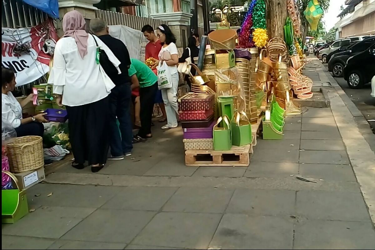 Meski tak lagi berjualan di trotoar Stasiun Cikini, para PKL parsel masih menjajakan dagangannya di sisi depan dan samping gedung Direktorat Jenderal Energi Baru Terbarukan dan Konservasi Energi Kementrian ESDM, Minggu (18/6/2017).