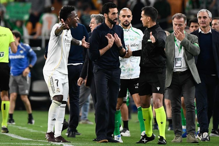 Pelatih Real Madrid, Alvaro Arbeloa, melakukan protes kepada ofisial keempat pada laga Liga Spanyol antara Real Betis dan Real Madrid CF di stadion La Cartuja di Sevilla pada 24 April 2026.