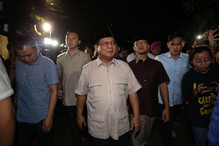 Prabowo Subianto melayat almarhum Presiden ke-3 Republik Indonesia, Bacharudin Jusuf Habibie di rumah duka di Patra Kuningan, Jakarta, Kamis (11/9/2019).  BJ Habibie meninggal akibat penyakit yang dideritanya.