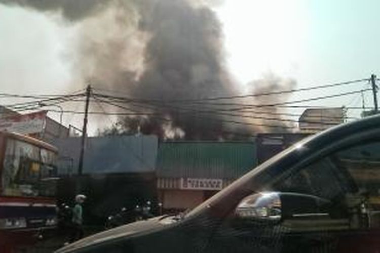 Asap hitam membumbung di lokasi kebakaran sebuah bangunan bekas rumah makan di Jl Fatmawati, Jakarta Selatan, Selasa (27/8/2013) pagi.