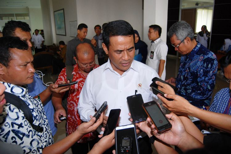 Menteri Pertanian Andi Amran Sulaiman saat berkunjung ke Bogor untuk menghadiri rapat koordinasi implementasi embung dan bangunan air, di Gedung Balitbang Pertanian, Bogor, Jawa Barat, Rabu (17/5/2017).