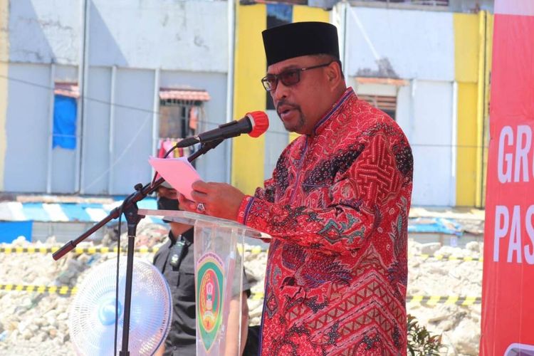 Gubernur Maluku, Murad Ismail meletakan batu pertama pembangunan pasar Mardika Ambon, Kamis (27/1/2022)