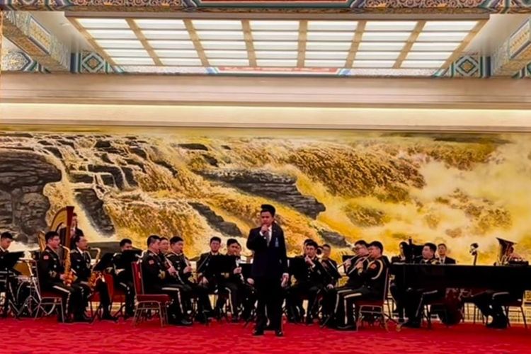 Sekpri Prabowo Subianto, Agung Surahman menyanyikan lagu Ge Chang Zu Guo di hadapan Presiden China Xi Jinping. 
