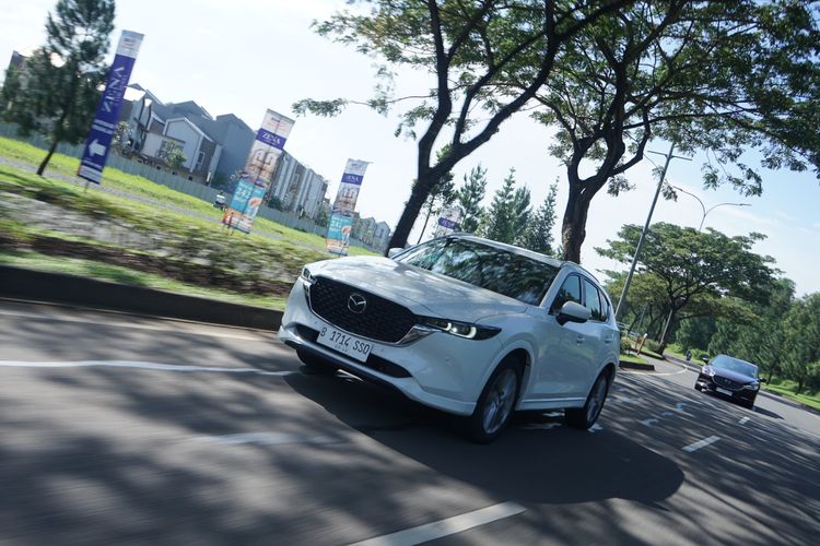 
Mazda CX-5 EMI 6th Anniversary Edition hanya tersedia 60 unit. Berbeda dengan CX-5 biasa yang ada di pasaran, model ini menggunakan sistem penggerak seluruh roda atau all-wheel drive (AWD) 